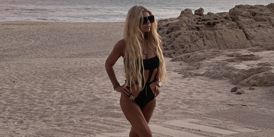 Jessica Simpson pokazala vitku figuru u ekstravagantnom bikiniju