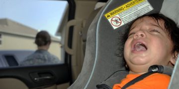 Kako umiriti bebu koja plače tokom vožnje automobilom