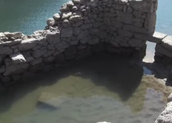 Iz vode isplivalo selo koje je potopljeno prije pola stoljeća