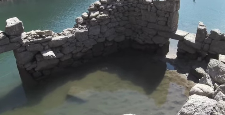 Iz vode isplivalo selo koje je potopljeno prije pola stoljeća