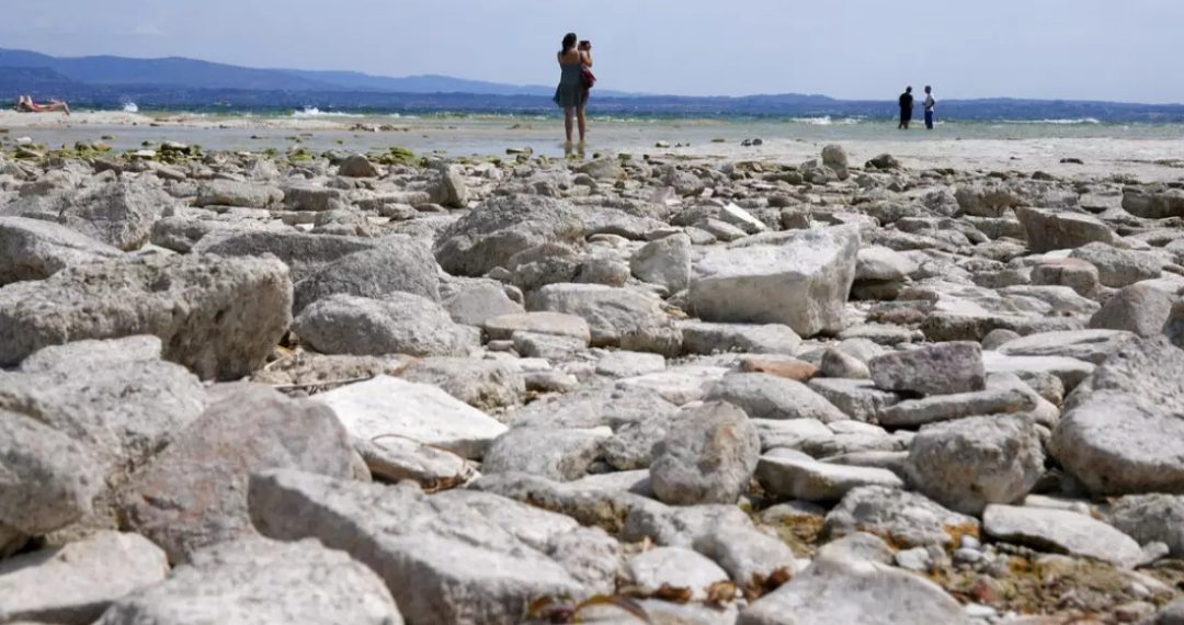 Turisti s jezera Garda šokirani koliko se vodostaj smanjio: “Voda nije bila tamo”