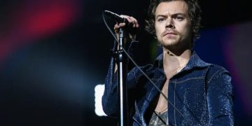 Pjevača Harryja Stylesa na koncertu gađali piletinom, on je u jednome trenutku prekinuo nastup