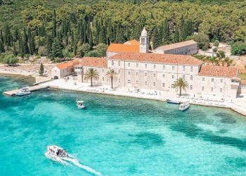 Čarobni Otok Badija u Hrvatskoj na kojem će vas dočekati jeleni
