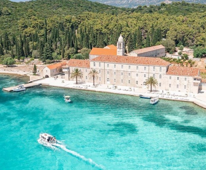 Čarobni Otok Badija u Hrvatskoj na kojem će vas dočekati jeleni