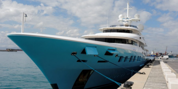 Superjahta povezana sa sankcioniranim ruskim oligarhom na dražbi u Gibraltaru