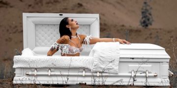 Mina Vrbaški nasmijana u mrtvačkom kovčegu