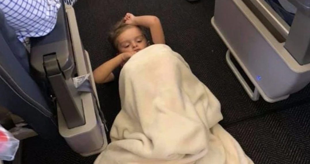 Autistični dječak udario je stjuardesu, a njezina reakcija je rasplakala majku