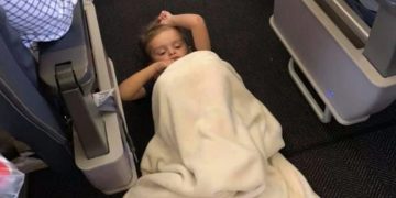 Autistični dječak udario je stjuardesu, a njezina reakcija je rasplakala majku
