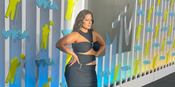 Plus size manekenka ponosno pokazala strije na crvenom tepihu