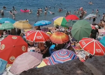 Kako izgleda ljetna sezona u Sutomoru: Da li se na ovoj plaži iko zaista može odmoriti?