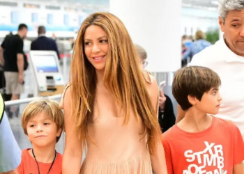 Ne skida osmijeh sa lica unatoč prijetnji od zatvora: Shakira snimljena kako sa sinovima napušta Miami