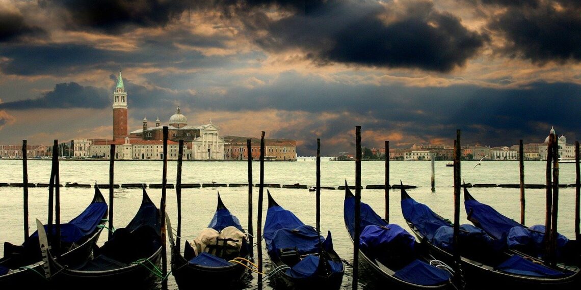 Surferi kažnjeni zbog prebrze vožnje niz Canal Grande u Veneciji