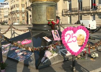 Turisti u Parizu oplakuju smrt princeze Diane
