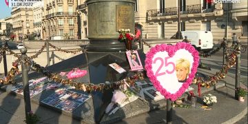 Turisti u Parizu oplakuju smrt princeze Diane