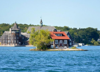 Otok Just Enough Room, tu stane samo jedna kuća i drvo