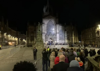 Redovi pred katedralom u Edinburgu, građani proveli noć čekajući da odaju počast Elizabeti II