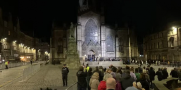 Redovi pred katedralom u Edinburgu, građani proveli noć čekajući da odaju počast Elizabeti II