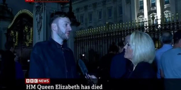 Bizarno smiješna scena: Muškarac nije znao da je kraljica umrla, došao jer se ljudi okupljaju