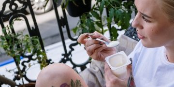 Ližete li poklopac od jogurta? Čini se da to nije najbolja ideja