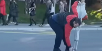 Muškarac sa štakama izašao na ulicu u Beogradu da spasi povrijeđeno mače