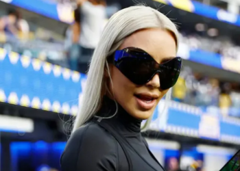 Kim Kardashian nemilosrdno izviždali na utakmici, nisu joj pomogli ni poljupci