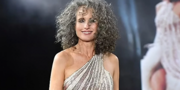 Slavna glumica oduševila prirodnim izgledom u Parizu, prestala farbati sijedu kosu