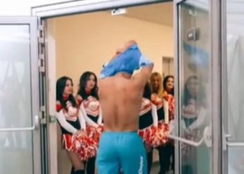 Hulk skinuo majicu i krenuo u svlačionicu, a žene u tunelu počele vrištati od sreće