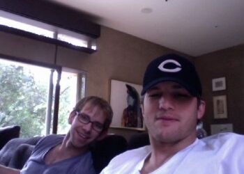 Ashton Kutcher za dlaku spasio brata blizanca!