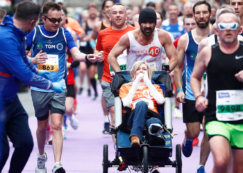 POGLEDAJTE EMOTIVAN VIDEO! Colin Farrell istrčao dablinski maraton, u cilj ušao gurajući bolesnu prijateljicu u kolicima