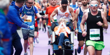 POGLEDAJTE EMOTIVAN VIDEO! Colin Farrell istrčao dablinski maraton, u cilj ušao gurajući bolesnu prijateljicu u kolicima