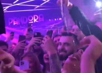 Treba li zaustavi Desingericinu promociju droge? Svi slavni promotori droga!