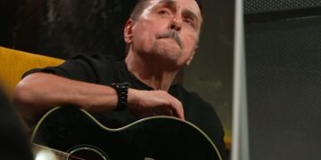 KEBA PRIZNAO DA IMA OPSESIJU OGLEDALA.