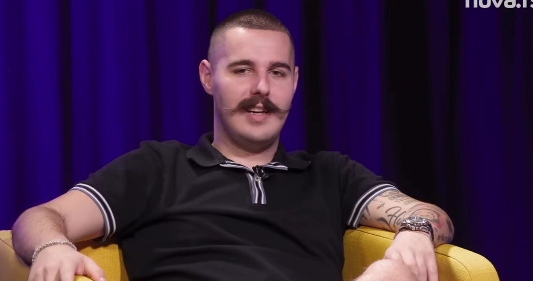 PLJUVA USTA, ZASIPA ALKOHOLOM, GRATA LUK PO LJUDIMA, DEČKI MU LIŽU NOGE