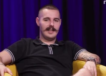 PLJUVA USTA, ZASIPA ALKOHOLOM, GRATA LUK PO LJUDIMA, DEČKI MU LIŽU NOGE