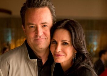 Zvijezda Prijatelja Courteney Cox kroz spiritualne seanse traži odgovore o Matthewu Perryju
