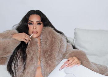 Kim Kardashian skoro svukla donji veš dok je oko vrata nosila krunicu: Prozivaju je da vrijeđa religiju
