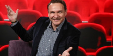 Enis Bešlagić u Zagrebu odigrao 100. izvedbu autorske predstave “Da sam ja neko”