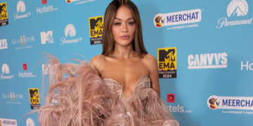 Rita Ora privlačila poglede u haljini od perja: U prvom planu bio je njen dekolte