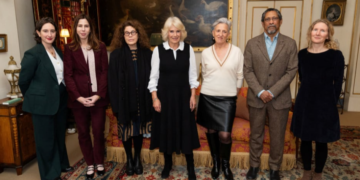 Kraljica Camilla se prvi put nakon bolesti pojavila u javnosti, otkrila da se i dalje oporavlja