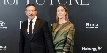 Antonio Banderas sa partnericom Nicole prisustvovao gala večeri u Madridu