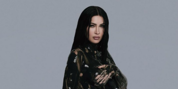 Megan Fox izazovnom fotografijom otkrila da je trudna, tijelo prekrila crnom bojom