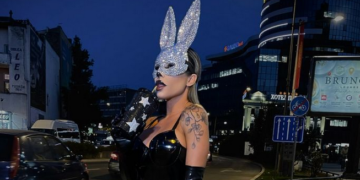 NIKO NIJE OSTAO IMUN NA NJENE OBLINE!!! Sandra Afrika prošetala Beogradom kao zečica