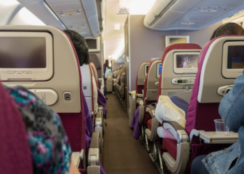 Stjuardesa otkrila frustrirajuću naviku ljubaznih putnika: Zašto im ne trebate pomoći