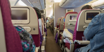 Stjuardesa otkrila frustrirajuću naviku ljubaznih putnika: Zašto im ne trebate pomoći
