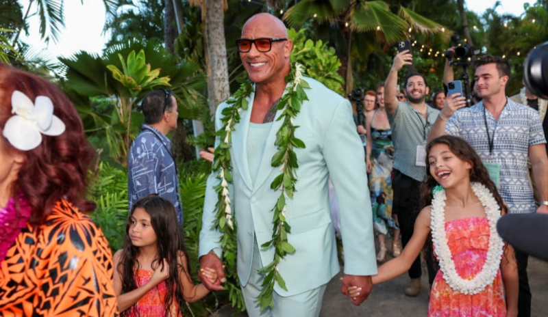Dwayne Johnson na premijeri filma kćerkice držao za ruke, supruga ostala u drugom planu