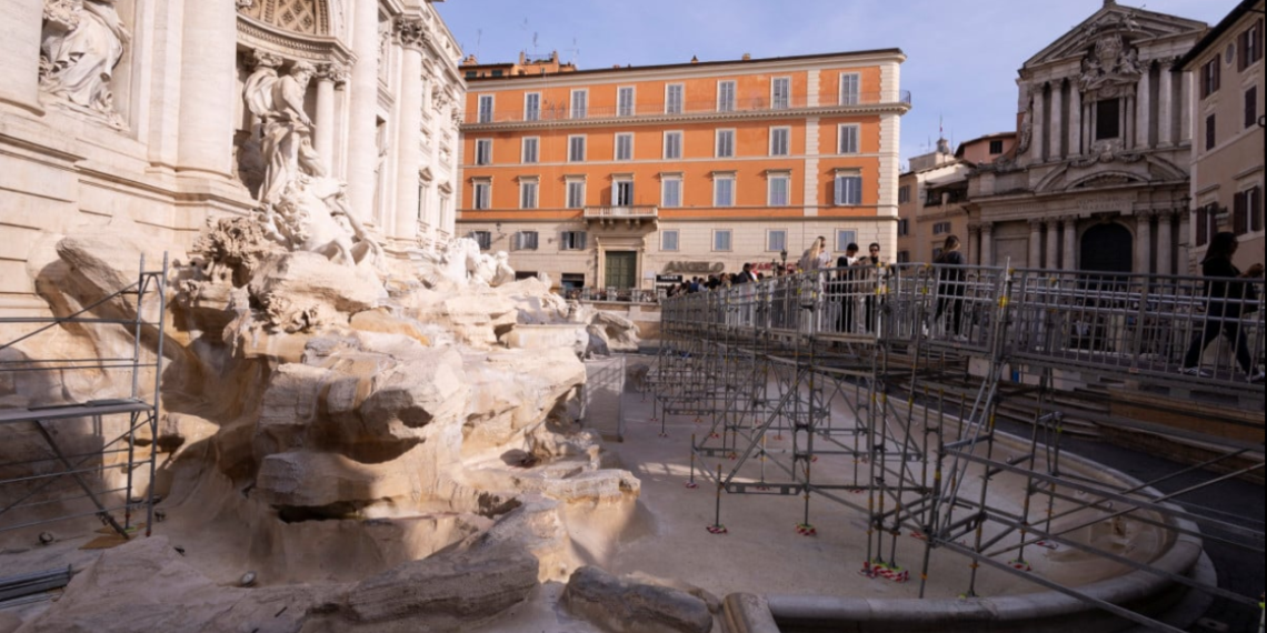 Fontana di Trevi trenutno izgleda znatno drugačije: Turisti ne smiju bacati novčiće, a za to mogu dobiti i kazne