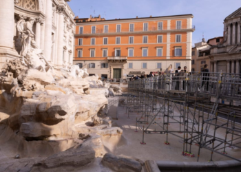 Fontana di Trevi trenutno izgleda znatno drugačije: Turisti ne smiju bacati novčiće, a za to mogu dobiti i kazne