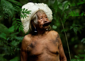 Raoni Metuktire je poglavica iz Amazonije koji se i sa 90 godina bori za očuvanje šuma