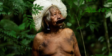 Raoni Metuktire je poglavica iz Amazonije koji se i sa 90 godina bori za očuvanje šuma