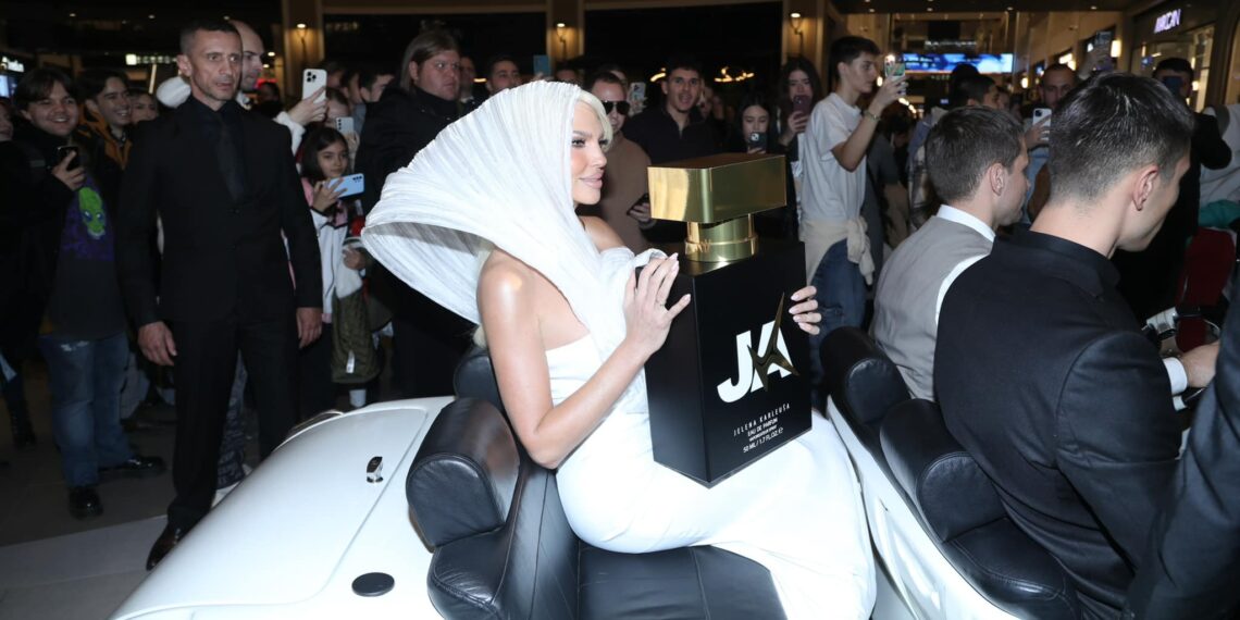 Karleuša predstavila svoj parfem JK